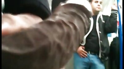 Vyras ir moteris lyja vienas kitam išangę sekso metu lovoje.