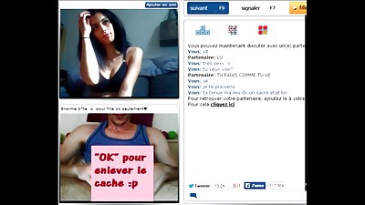 Palikusi viena namuose mergina dulkinasi ant grindų.