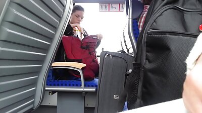 Vaikinas sutepė savo marškinius sperma po sekso pūlingoje ir burnoje.