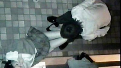 Aliejaus masažas su seksualia brunete baigtas veido procedūra.