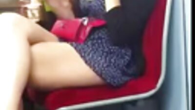 Jaunos lesbietės uždėjo ant žolės antklodę ir užsiiminėjo seksu.