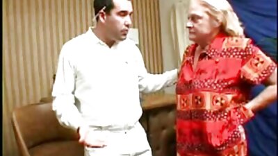 Vaikinas maudosi sūkurinėje vonioje su subrendusia rusiška kalyte ir dulkina moterį.