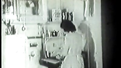 Pornografijos ponia kovoja ir vaikinas dulkina į užpakalį.