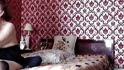 Pornografijos filmavimas vaikinui su tatuiruotėmis ir riesta blondine.