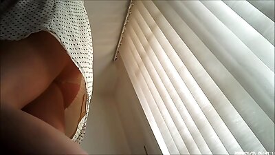 Po dvigubo analinio sekso vyrai supyko ant brunetės.