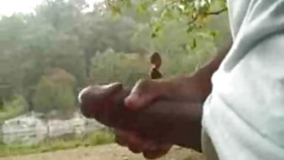 Negras su blondine seksualiomis kojinėmis pakliuvo ant stalo.