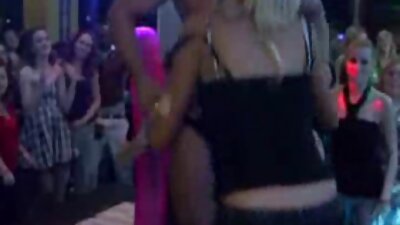 Biuro prostitutė išskleidė jos šlaunis priešais ją basomis ir jis pakliuvo