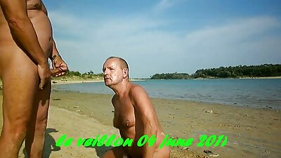 Gražuolė tamsiaplaukė brunetė servetėle nuvalo savo pūlingą liejimo metu.