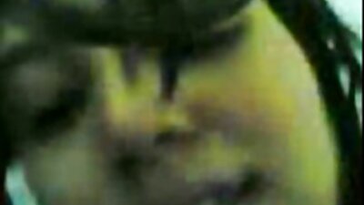 Vyras įkiša pirštą merginai į užpakalį savo šuniško pornografinio filmavimo metu.