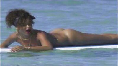 Rusijos pornografijos aktorių atrankoje blondinė nusirengia ir dulkinasi prieš kamerą.