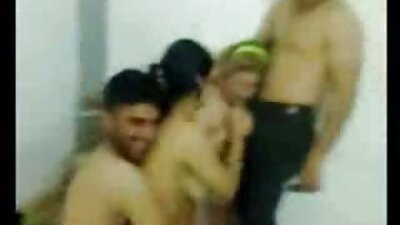 Po dušo dvi merginos čiulpia vaikino penį ir dulkina jį kartu.