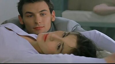 Vyras baigė su sperma ant pakliuvom juodaodei moteriai namuose.