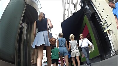 Kelios merginos čiulpia vyro penį prieš pradėdamos su juo grupinį seksą.