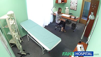 Vaikinas baigė ant pilvo ir toliau dulkinasi su moterimi pūlingoje.