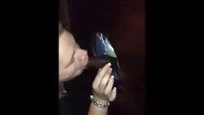 Paplūdimio krūtinė brunetė mėgaujasi žiauriu jocko penis.