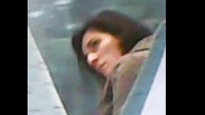 Jauna apskretėlė Karlee Gray po sekso švelniai pabučiuoja gaidžio galvą.