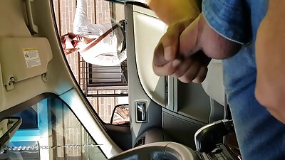 Jaunas vaikinas laižo pūlingą dėl pinigų ir dulkina subrendusią moterį.