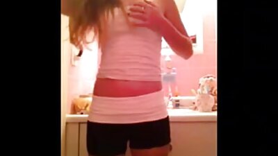 Jaunos Rusijos lesbietės su kojinėmis ir pėdkelnėmis dulkinasi su vaikinu.